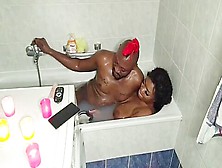 Le Couple Prend Son Bain