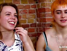 19-Jährige Lilith Wird Von Der 25-Jährigen Em - Redhead And Blonde Europeans Lesbians