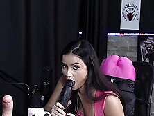 Gostosa demonstra o seu boquete nos brinquedinhos,  cheia de tesão - Karen Gonçalves (SHEER/RED)