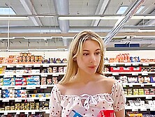 Cassandra Sort Les Seins A Lair A La Maison Et Dans La Rue