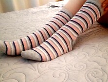 chica escolar se cambia calcetas