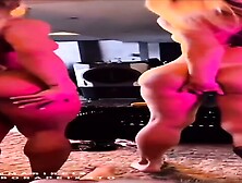 Duas Loiras Famosinhas No Menage