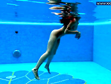 Lizi Vogue In Underwater Classic Porn