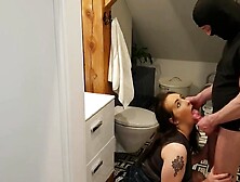 Mentre il cornuto dorme mi succhia il cazzo into bagno