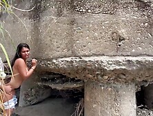 me encontre a hispanic cachonda en el rio y disfruto follandola