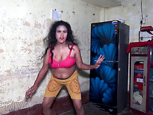 Sultry Bangladeshi dancer Bdpriyamodel performs a sexy routine in her bedroom