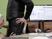 LOAN4K. L'agente di prestito usa i suoi poteri per sedurre la calda bellezza bionda