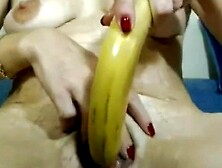 Maman française mature adore les bananes à la webcam