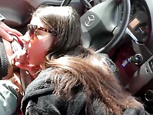 elle filme sa copine sucer un routier dans la cabine du camion