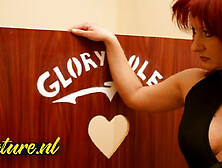 Une Rousse Infidèle Visite Un Gloryhole Parce Que Son Mari Ne Pouvait Pas La Satisfaire