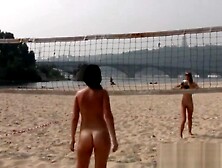 Zwei Nackte teens Spielen Volleyball Am Strand (18+)