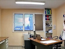 ma secretaire a forte poitrine aime l exhib