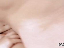 . Das zierliche Mädchen ist nicht verärgert, wenn es mit dem Schwiegervater fertig wird