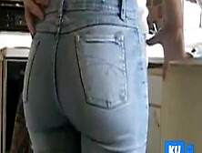 Cette Petite Salope En Tight Jeans Se Fait Peloter Le Cul