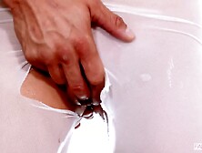 Ele arranca as meias dela e a fode no chão.