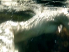 Голая девушка плавает в море и ласкает себя под водой