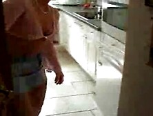 Hausfrau verwöhnt Handwerker in der Küche