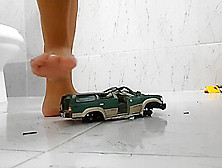 Giantess Yasmin Crushes A Suv