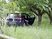 Ce voyeur lui plait,  elle fait l amour avec lui dans sa voiture.  Sexe et voyeurisme.
