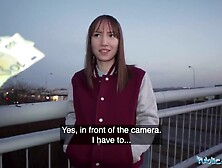 This Babe Gives A Great Show On A Public Footpath