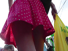 Amateur Babe With Hot Ass Gets An Upskirt