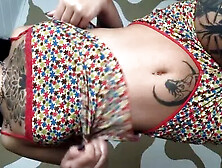 Novinha toda tatuada abrindo a bunda pra mostrar o cu