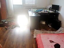 Esposa amadora se diverte experimentando roupas e cortando-as.  Esposa amadora dança nua pela casa.