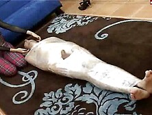 Nackt in Folie und eine geile Brünette