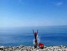 Un Couple Nudiste Se Lache Sur La Plage