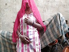The sister-in-law who was sweeping was fucked a lot by opening her salwar