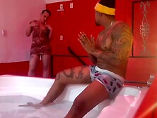 Moreno roludo chama sua amiga trans para se consolar após brigar com a namorada l Completo no Sheer e X-RED