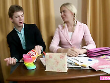 Hawt teen blowing on dick and getting banged