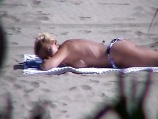 Cette Jolie Femme Fait Pipi Sur La Plage Tres Discretement