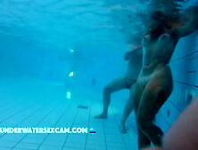 This Lady Is Masturbating With The Jet Stream