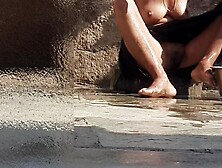 Beautiful Girls And 18 Years In Indian Stepsister-in-law Is Bathing In The Open Courtyard Of The House,  Putting A Finger In Her