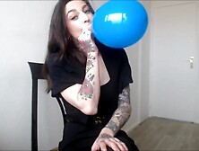 ballonnen knallen met hoge hakken