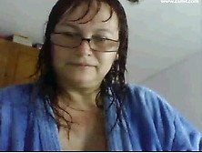 Older nerdy plumper shows her ass after a shower on cam