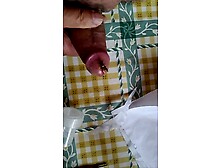 Avispa mordiendo y lamiendo mi polla y me pico