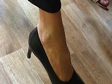 Hot mature feet in high heels pumps