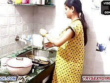 Kamwali Bhabhi Ki Kitchen Me Chudai Kari Malik Ne