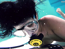 Brita Piskova masturbates underwater in the swimming pool