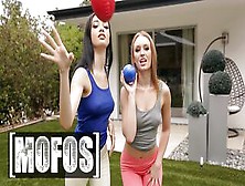 Mofos - Petite Girls Daisy Stone & Scarlett Bloom Give Jay An Outdoor Double Blowjob & A Nice Fuck