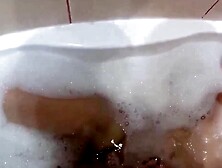 FILLE RUSSE PREND UN BAIN AVEC UNE FICHE DANS LE