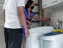 Casada provocando o técnico que foi arrumar a máquina de lavar roupas,  a safada abriu o roupão na frente dele