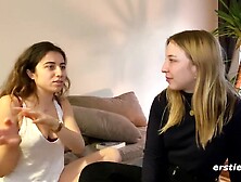 Lustvolle Berlinerinnen haben leckeren lesbischen Sex