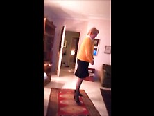 Brigitte strippt und zeigt ihre nasse offene Forze.