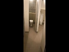 公衆トイレでおしっこのついでにオナニー　外にたくさんの人がいてもしっかりドピュドピュ！