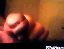 Jag gillar att röra på min kuk och rycka av den med ett finger i min röv