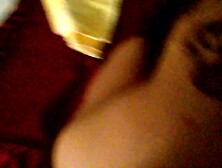 Pequeña chica anal follada en estilo perrito y abre su culo