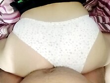 Latin chick de gran culo a cuatro patas quiere que la penetre